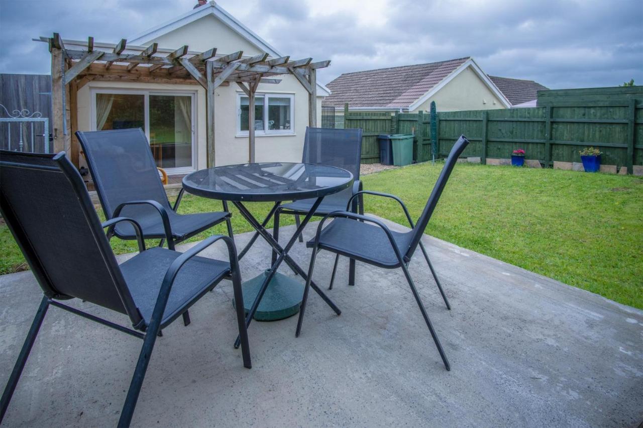 Seawinds - 2 Bedroom Bungalow - PentlepoirKilgetty エクステリア 写真