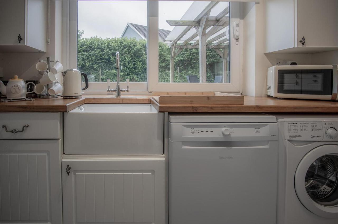 Seawinds - 2 Bedroom Bungalow - PentlepoirKilgetty エクステリア 写真